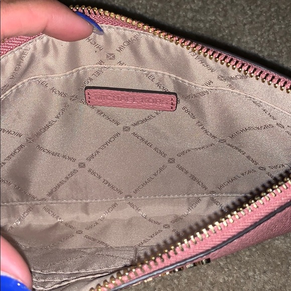 Michael Kors Wristlet- Make an offer 🤗 - Picture 2 of 4